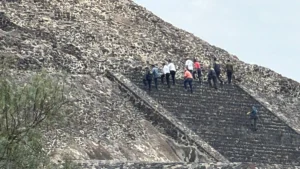 Agentes federales y peritos de la FGR realizaron una inspección de campo en la pirámide de La Luna en la Zona Arqueológica de Teotihuacan. Foto Javier Salinas